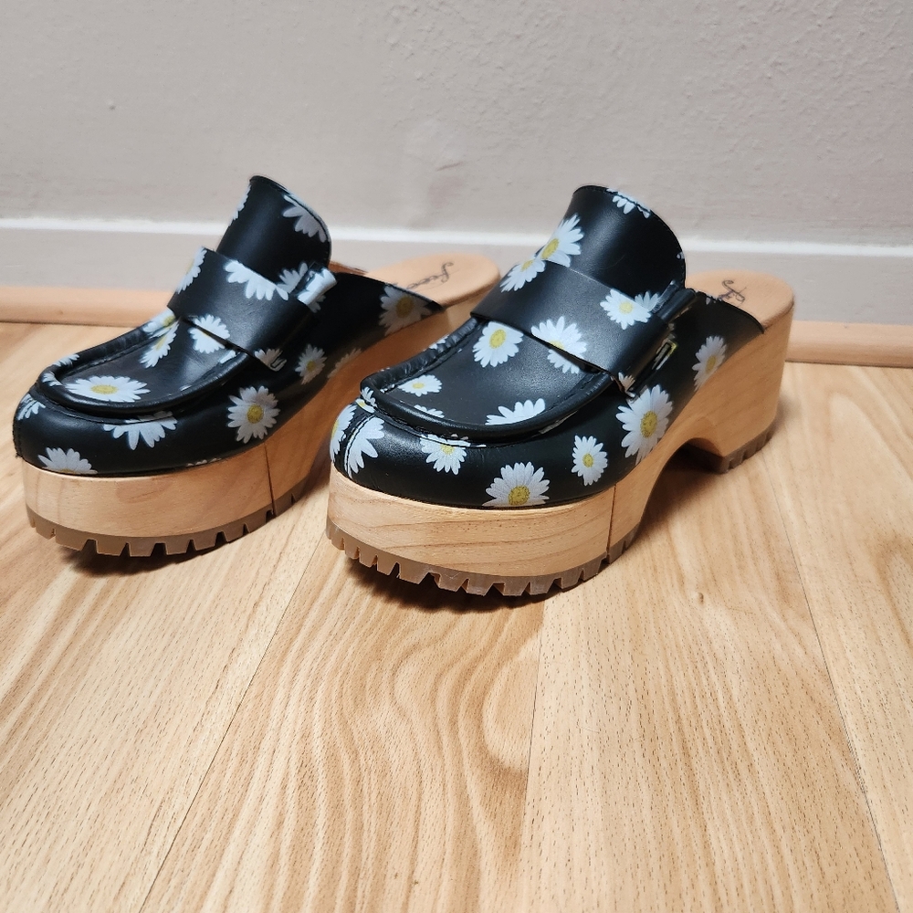 FP Flower Clogs, 6
